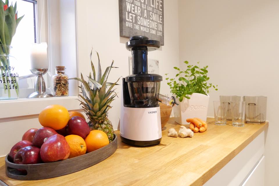 VASNER Slow Juicer im Kücheneinsatz mit Früchten